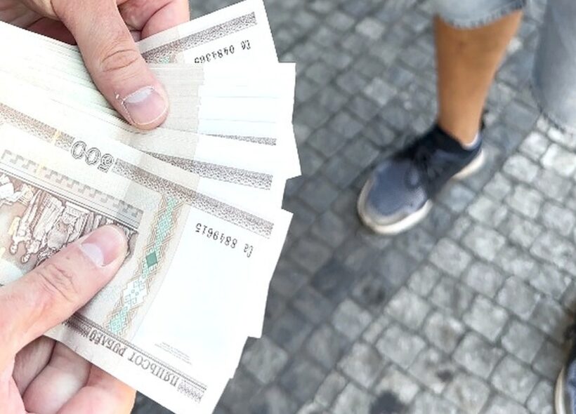Místo českých korun dostávali turisté od „ruličkářů“ neplatné běloruské bankovky bez hodnoty. Podvodníci operovali především v okolí Václavského náměstí a Pražského hradu.