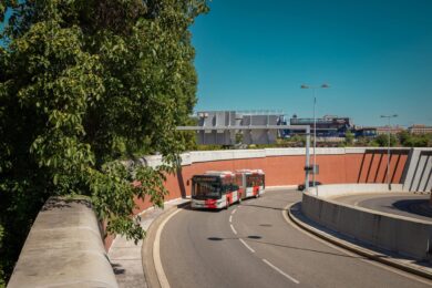 Autobus linky 145 při cestě k tunelovému komplexu Blanka. Nové spojení mezi Prahou 6 a 8 může cestujícím proti cestě metrem či tramvají ušetřit až deset minut.