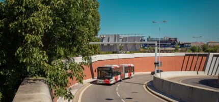 Autobus linky 145 při cestě k tunelovému komplexu Blanka. Nové spojení mezi Prahou 6 a 8 může cestujícím proti cestě metrem či tramvají ušetřit až deset minut.