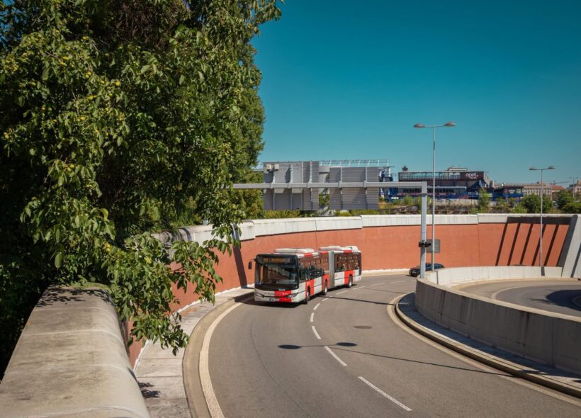 Autobus linky 145 při cestě k tunelovému komplexu Blanka. Nové spojení mezi Prahou 6 a 8 může cestujícím proti cestě metrem či tramvají ušetřit až deset minut.