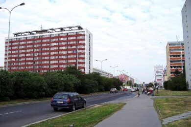Budova ubytovny na Novodvorské projde postupnou proměnou. První opravená podlaží mají od ledna 2027 sloužit zdravotním sestrám a dalším zaměstnancům Fakultní Thomayerovy nemocnice. Později zde má vzniknout také bydlení pro mladé rodiny a studenty.