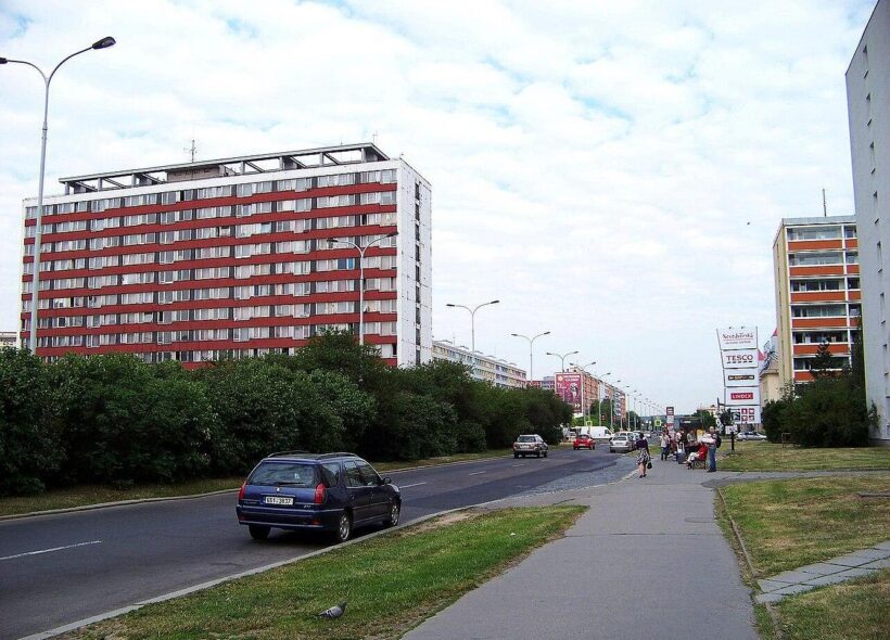 Budova ubytovny na Novodvorské projde postupnou proměnou. První opravená podlaží mají od ledna 2027 sloužit zdravotním sestrám a dalším zaměstnancům Fakultní Thomayerovy nemocnice. Později zde má vzniknout také bydlení pro mladé rodiny a studenty.
