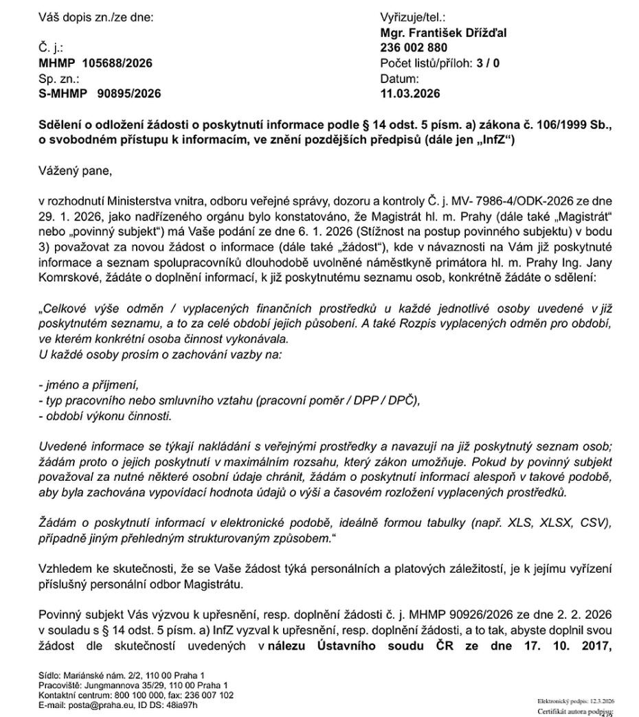 Žadatel požadoval po pražském magistrátu informace o celkové výši odměn a vyplacených finančních prostředků u jednotlivých spolupracovníků Jany Komrskové. V žádosti výslovně uvedl, že jde o informace týkající se nakládání s veřejnými prostředky. Magistrát následně žádost odložil. 