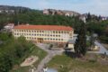 ZŠ Pod Žvahovem v Hlubočepech čeká rozšíření. V jejím areálu má vyrůst nový pavilon s tělocvičnou, zázemím a čtyřmi učebnami. Praha 5 získala na projekt od hlavního města dotaci 60 milionů korun.