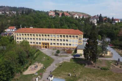 ZŠ Pod Žvahovem v Hlubočepech čeká rozšíření. V jejím areálu má vyrůst nový pavilon s tělocvičnou, zázemím a čtyřmi učebnami. Praha 5 získala na projekt od hlavního města dotaci 60 milionů korun.