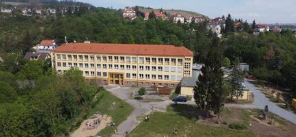 ZŠ Pod Žvahovem v Hlubočepech čeká rozšíření. V jejím areálu má vyrůst nový pavilon s tělocvičnou, zázemím a čtyřmi učebnami. Praha 5 získala na projekt od hlavního města dotaci 60 milionů korun.