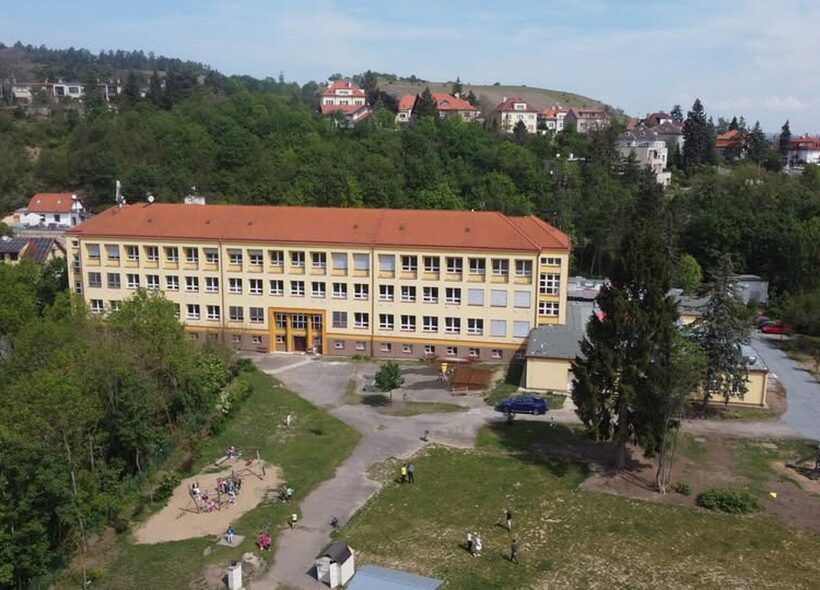 ZŠ Pod Žvahovem v Hlubočepech čeká rozšíření. V jejím areálu má vyrůst nový pavilon s tělocvičnou, zázemím a čtyřmi učebnami. Praha 5 získala na projekt od hlavního města dotaci 60 milionů korun.