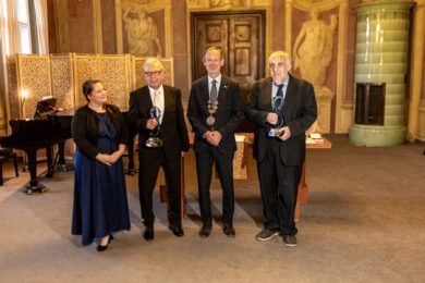 Noví čestní občané Prahy 8 při slavnostním ceremoniálu v Libeňském zámku. Zleva radní pro kulturu Jana Solomonová, pediatr MUDr. Václav Holý, starosta Prahy 8 Ondřej Gros a hudebník doc. Jiří Hošek.