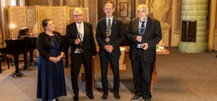 Noví čestní občané Prahy 8 při slavnostním ceremoniálu v Libeňském zámku. Zleva radní pro kulturu Jana Solomonová, pediatr MUDr. Václav Holý, starosta Prahy 8 Ondřej Gros a hudebník doc. Jiří Hošek.