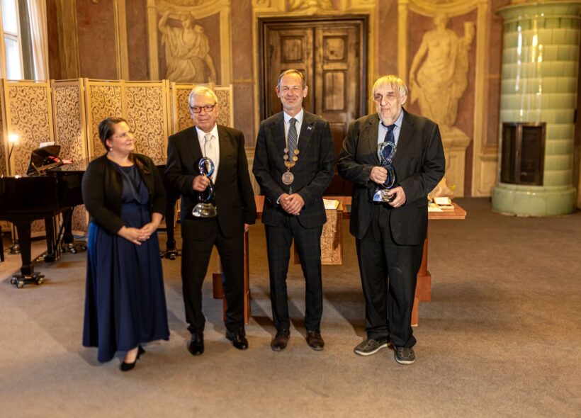 Noví čestní občané Prahy 8 při slavnostním ceremoniálu v Libeňském zámku. Zleva radní pro kulturu Jana Solomonová, pediatr MUDr. Václav Holý, starosta Prahy 8 Ondřej Gros a hudebník doc. Jiří Hošek.