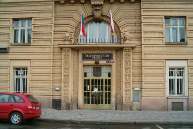 Budova Úřadu městské části Praha 5 na Smíchově, kde se uskutečnilo slavnostní předávání medailí za mimořádné zásluhy. Mezi oceněnými byl také třináctiletý Benjamin Šima, který pomohl zachránit tonoucího spolužáka.