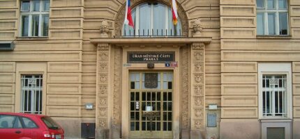 Budova Úřadu městské části Praha 5 na Smíchově, kde se uskutečnilo slavnostní předávání medailí za mimořádné zásluhy. Mezi oceněnými byl také třináctiletý Benjamin Šima, který pomohl zachránit tonoucího spolužáka.
