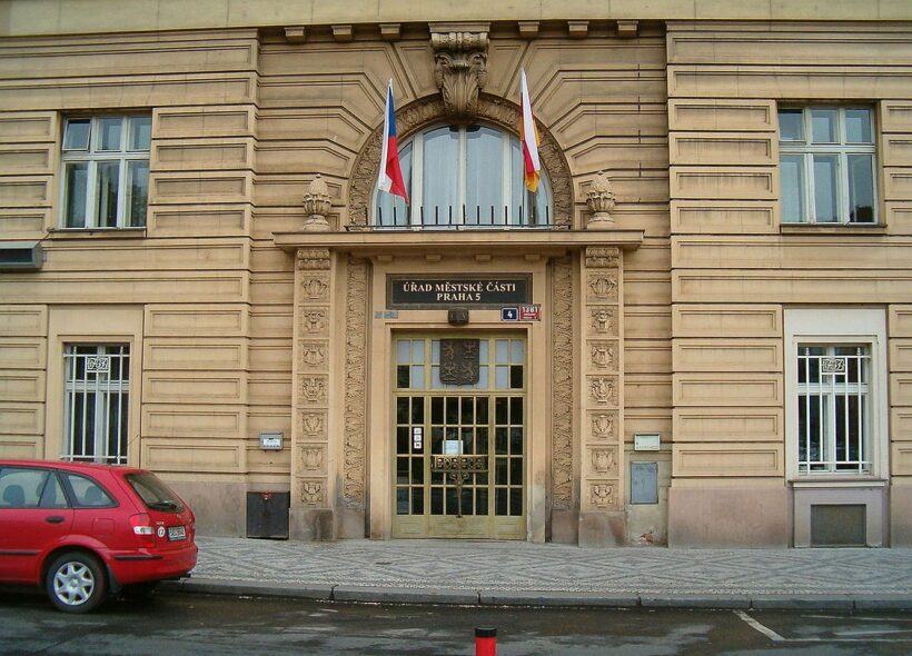Budova Úřadu městské části Praha 5 na Smíchově, kde se uskutečnilo slavnostní předávání medailí za mimořádné zásluhy. Mezi oceněnými byl také třináctiletý Benjamin Šima, který pomohl zachránit tonoucího spolužáka.