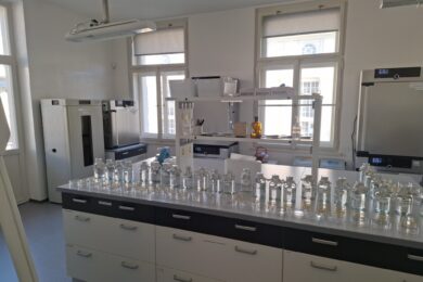 Nové centrální laboratoře PVK v areálu úpravny vody Podolí denně analyzují vzorky z pražské distribuční sítě i vodních zdrojů. Moderní vybavení umožňuje rychlejší a přesnější kontrolu kvality pitné vody.