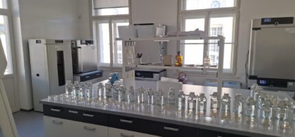 Nové centrální laboratoře PVK v areálu úpravny vody Podolí denně analyzují vzorky z pražské distribuční sítě i vodních zdrojů. Moderní vybavení umožňuje rychlejší a přesnější kontrolu kvality pitné vody.