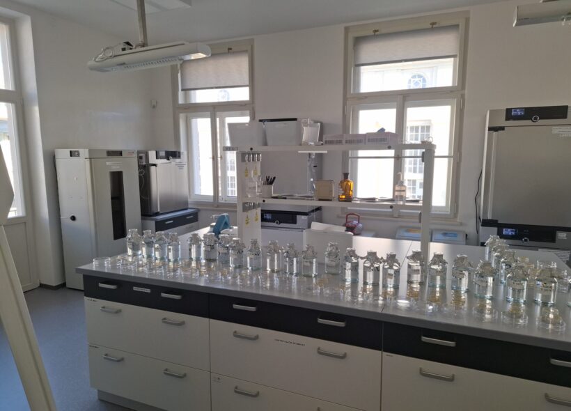 Nové centrální laboratoře PVK v areálu úpravny vody Podolí denně analyzují vzorky z pražské distribuční sítě i vodních zdrojů. Moderní vybavení umožňuje rychlejší a přesnější kontrolu kvality pitné vody.