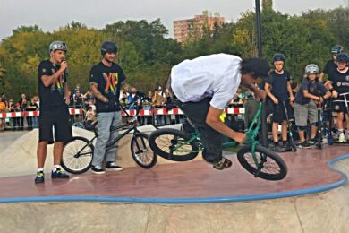 Slavnostní otevření nového skateparku na Kamýku doprovodila riders show, při níž své dovednosti předvedli jezdci na skateboardech, surfskatech, koloběžkách i BMX.
