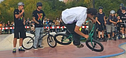 Slavnostní otevření nového skateparku na Kamýku doprovodila riders show, při níž své dovednosti předvedli jezdci na skateboardech, surfskatech, koloběžkách i BMX.