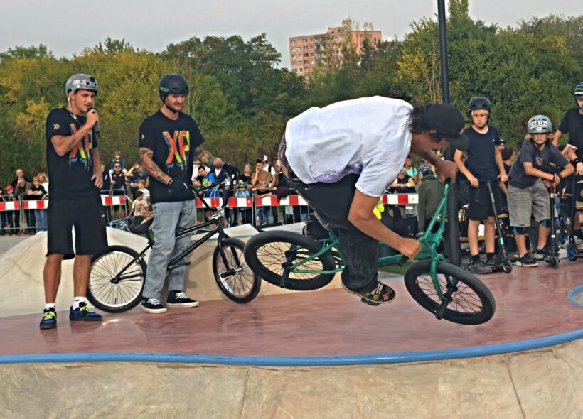 Slavnostní otevření nového skateparku na Kamýku doprovodila riders show, při níž své dovednosti předvedli jezdci na skateboardech, surfskatech, koloběžkách i BMX.