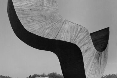 Monumentální betonová plastika Rovnováha sochaře Josefa Klimeše v prostoru Barrandovského mostu. Dílo patřilo k výrazným ukázkám propojení sochařství a architektury druhé poloviny 20. století.