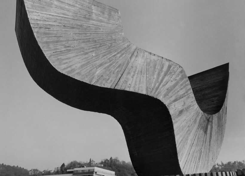 Monumentální betonová plastika Rovnováha sochaře Josefa Klimeše v prostoru Barrandovského mostu. Dílo patřilo k výrazným ukázkám propojení sochařství a architektury druhé poloviny 20. století.
