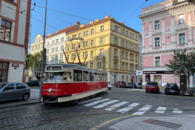 Historická tramvaj v Záhřebské ulici na pražských Vinohradech. Od 28. října do 1. listopadu omezí opravy tramvajové trati v Bělehradské ulici a obratišti Zvonařka provoz několika linek. Tramvaj číslo 13 po dobu výluky nepojede.