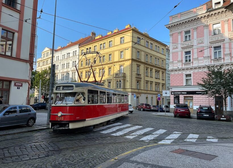 Historická tramvaj v Záhřebské ulici na pražských Vinohradech. Od 28. října do 1. listopadu omezí opravy tramvajové trati v Bělehradské ulici a obratišti Zvonařka provoz několika linek. Tramvaj číslo 13 po dobu výluky nepojede.