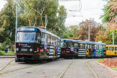 Dvě pražské tramvaje ve speciálním polepu preventivní kampaně ROPID „3 sekundy… to je easy!“. Projekt za 13,5 milionu korun upozorňuje především mladé chodce na rizika používání mobilních telefonů a sluchátek při přecházení vozovky a tramvajových kolejí.