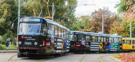 Dvě pražské tramvaje ve speciálním polepu preventivní kampaně ROPID „3 sekundy… to je easy!“. Projekt za 13,5 milionu korun upozorňuje především mladé chodce na rizika používání mobilních telefonů a sluchátek při přecházení vozovky a tramvajových kolejí.