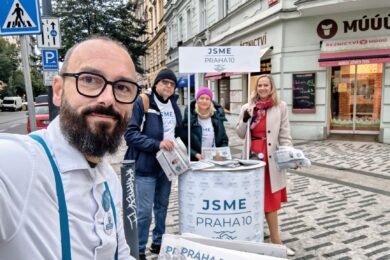 Bývalí Piráti Jana Komrsková a Petr Beneš na předvolební akci uskupení Jsme Praha 10, za které nyní kandidují. Benešovo působení na pražském magistrátu se stalo předmětem žádosti o informace, která odstartovala celý příběh.