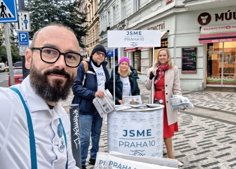 Bývalí Piráti Jana Komrsková a Petr Beneš na předvolební akci uskupení Jsme Praha 10, za které nyní kandidují. Benešovo působení na pražském magistrátu se stalo předmětem žádosti o informace, která odstartovala celý příběh.