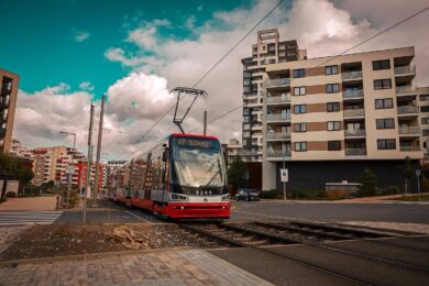 Pražské tramvaje pojedou ve čtvrtek 29. a v pátek 30. října podle běžných jízdních řádů. Metro a většina autobusů a trolejbusů přejdou kvůli podzimním prázdninám na poloprázdninový provoz.