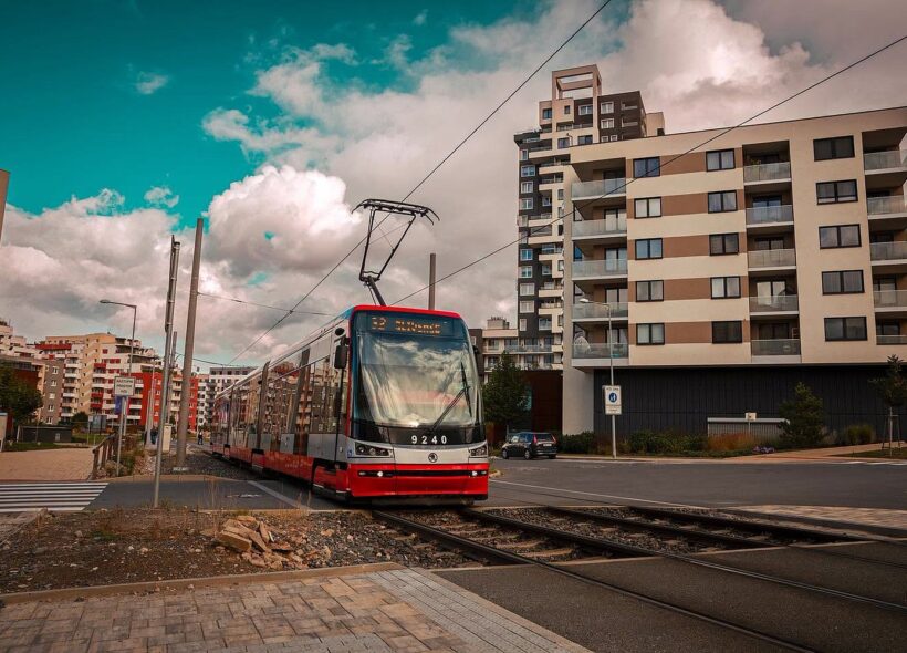 Pražské tramvaje pojedou ve čtvrtek 29. a v pátek 30. října podle běžných jízdních řádů. Metro a většina autobusů a trolejbusů přejdou kvůli podzimním prázdninám na poloprázdninový provoz.