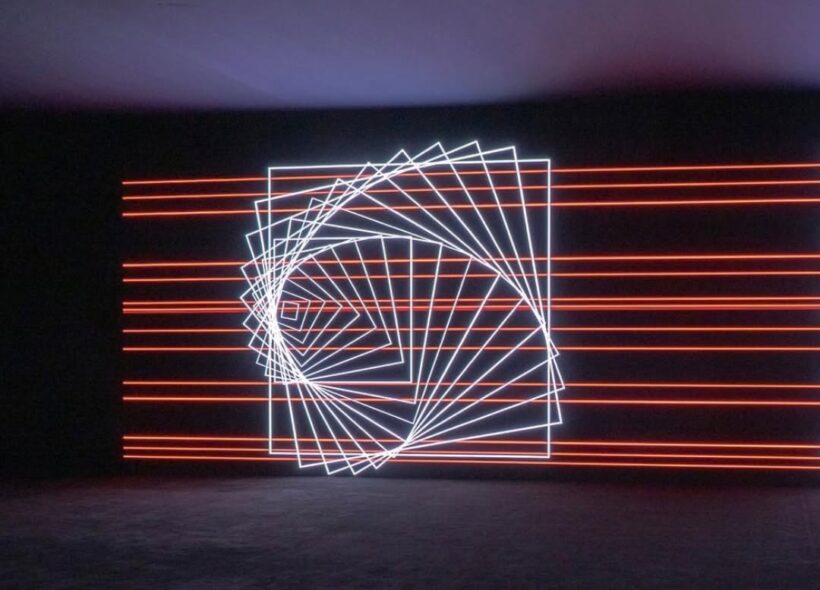 Světelné instalace promění během Signal Festivalu centrum Prahy a Dejvice v galerii pod širým nebem. Od 15. do 18. října se návštěvníci mohou těšit na působivé světelné efekty, magistrát však upozorňuje na možné dopravní komplikace a doporučuje využít MHD.