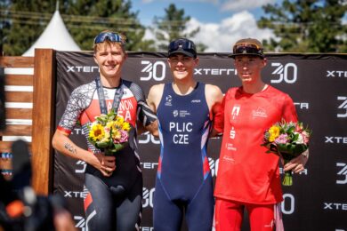 Pražský triatlonista Ondřej Plic (uprostřed) na nejvyšším stupni vítězů mistrovství světa XTERRA v americkém Ruidoso. V kategorii Youth B obhájil světový titul a druhého závodníka porazil o více než osm minut.