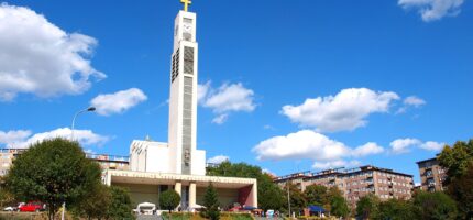 Čechovo náměstí ve Vršovicích s dominantou funkcionalistického kostela svatého Václava od architekta Josefa Gočára. Plánovaná rekonstrukce za přibližně 300 milionů korun vyvolala odpor části místních obyvatel, kteří se peticí snaží zachovat současný parkový charakter náměstí.