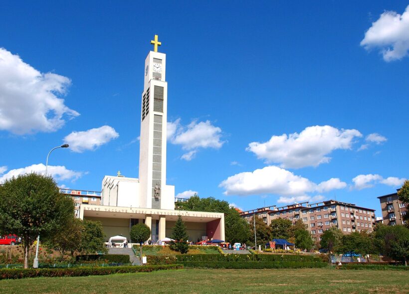 Čechovo náměstí ve Vršovicích s dominantou funkcionalistického kostela svatého Václava od architekta Josefa Gočára. Plánovaná rekonstrukce za přibližně 300 milionů korun vyvolala odpor části místních obyvatel, kteří se peticí snaží zachovat současný parkový charakter náměstí.