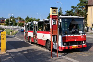 Autobusová linka 131 patřila k Hanspaulce a Bubenči dlouhých 63 let. V pátek 30. října se s cestujícími rozloučí speciálními jízdami historických autobusů. Od soboty její trasu převezmou trolejbusy linky 51.