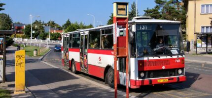 Autobusová linka 131 patřila k Hanspaulce a Bubenči dlouhých 63 let. V pátek 30. října se s cestujícími rozloučí speciálními jízdami historických autobusů. Od soboty její trasu převezmou trolejbusy linky 51.