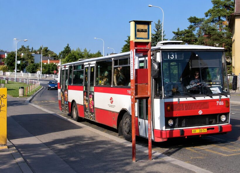Autobusová linka 131 patřila k Hanspaulce a Bubenči dlouhých 63 let. V pátek 30. října se s cestujícími rozloučí speciálními jízdami historických autobusů. Od soboty její trasu převezmou trolejbusy linky 51.
