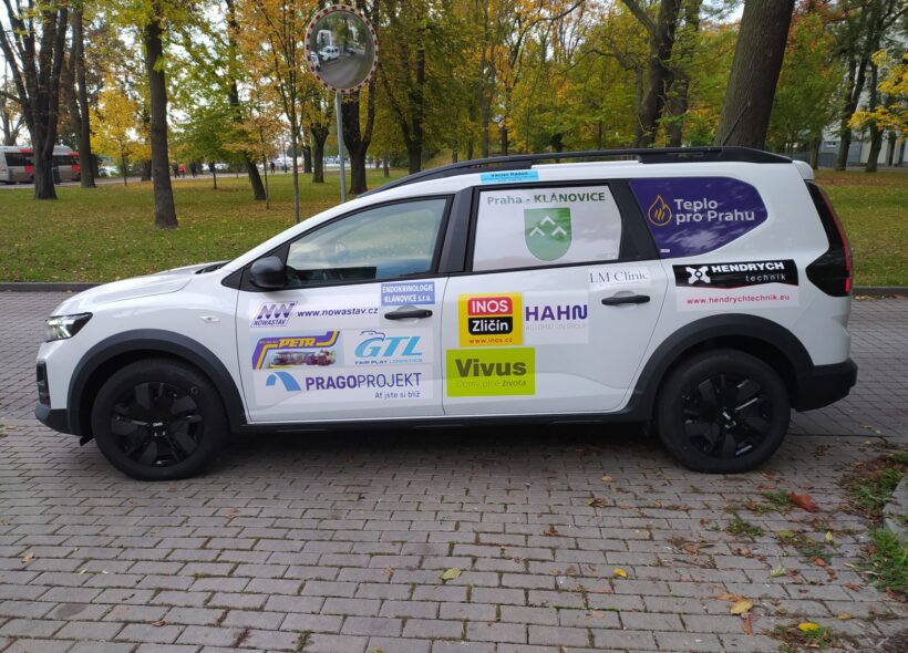 Nový automobil Dacia Jogger pro Dětský domov Klánovice pomůže s každodenní dopravou dětí do škol, k lékařům i na volnočasové aktivity. Na jeho pořízení se prostřednictvím projektu Sociální automobil podílelo 33 partnerů z řad firem, podnikatelů a dalších podporovatelů.