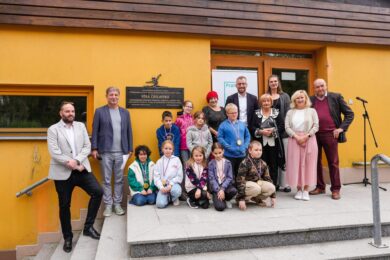 Slavnostní odhalení pamětní desky Věry Čáslavské na sportovní hale základní školy na pražských Petřinách. Pietního setkání se zúčastnili dcera legendární gymnastky Radka, žáci školy a představitelé Prahy 6. 
