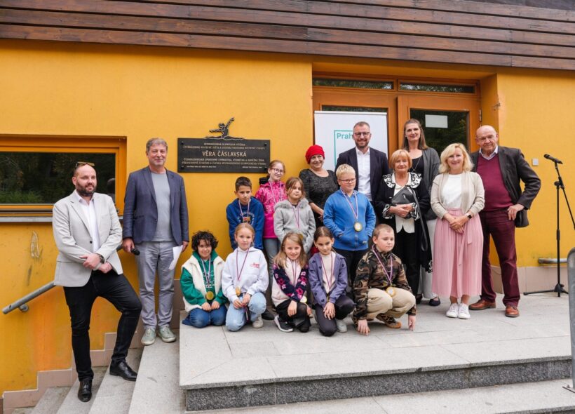 Slavnostní odhalení pamětní desky Věry Čáslavské na sportovní hale základní školy na pražských Petřinách. Pietního setkání se zúčastnili dcera legendární gymnastky Radka, žáci školy a představitelé Prahy 6. 