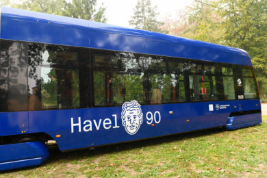 Výroční tramvaj Havel 90 vyjela poprvé 5. října ze zastávky Planetárium Praha. Její první cesta vedla přes metropoli na Staroměstskou.