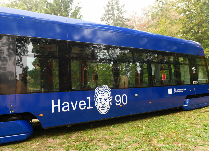 Výroční tramvaj Havel 90 vyjela poprvé 5. října ze zastávky Planetárium Praha. Její první cesta vedla přes metropoli na Staroměstskou.