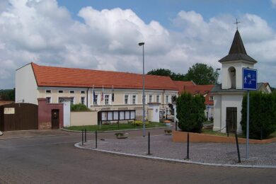 Chaberský dvůr v Dolních Chabrech. Právě zde se dnes od 17:30 hodin schází mimořádné zastupitelstvo, které má pouhé dva dny před komunálními volbami rozhodovat také o dodatku ke smlouvě s developerem projektu Nové Chabry.