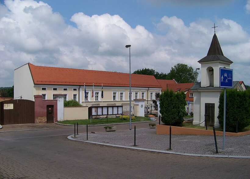 Chaberský dvůr v Dolních Chabrech. Právě zde se dnes od 17:30 hodin schází mimořádné zastupitelstvo, které má pouhé dva dny před komunálními volbami rozhodovat také o dodatku ke smlouvě s developerem projektu Nové Chabry.
