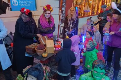 Malí koledníci v halloweenských kostýmech při loňském charitativním koledování v Praze. Za sladkosti přispívali do kasiček SOS dětských vesniček. 