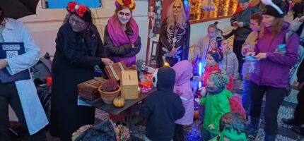 Malí koledníci v halloweenských kostýmech při loňském charitativním koledování v Praze. Za sladkosti přispívali do kasiček SOS dětských vesniček.