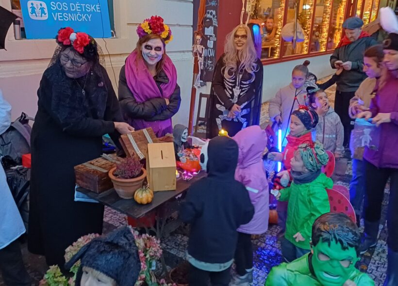 Malí koledníci v halloweenských kostýmech při loňském charitativním koledování v Praze. Za sladkosti přispívali do kasiček SOS dětských vesniček. 